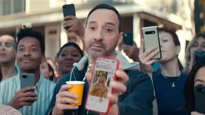 Who are the actors in the Verizon TV commercials?